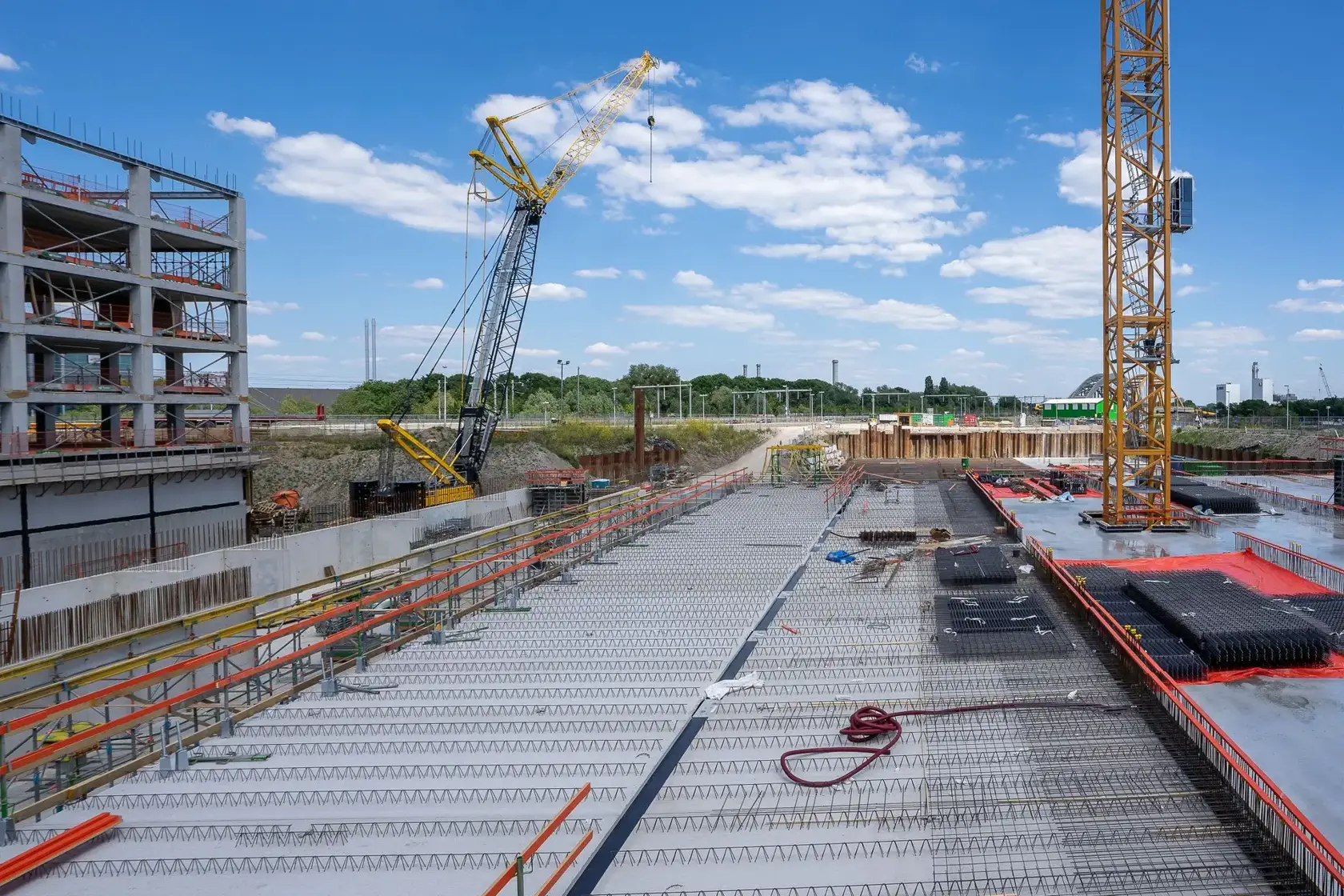 Large commercial slab and rebar construction with cranes